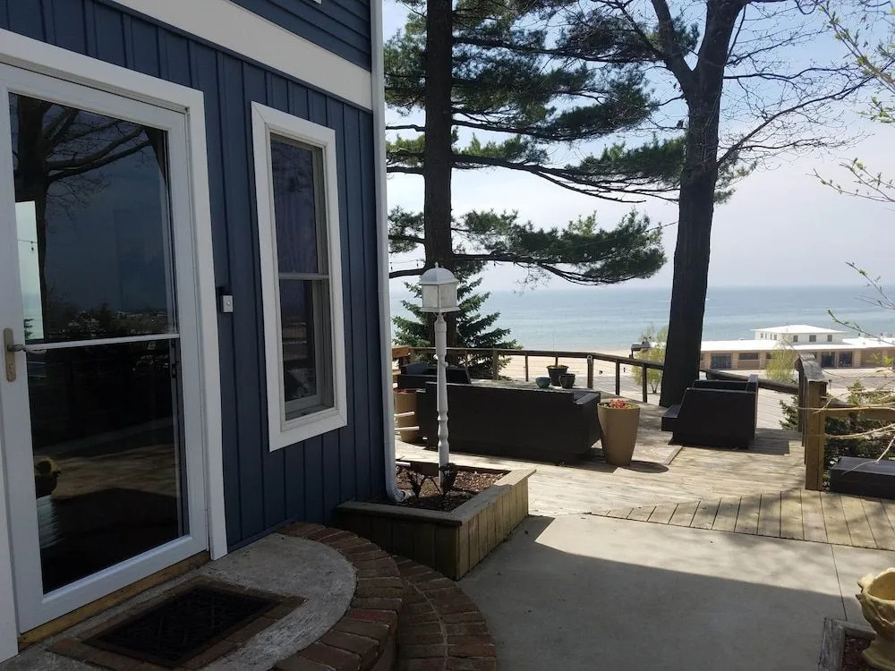 Looking Glass Beachfront Inn