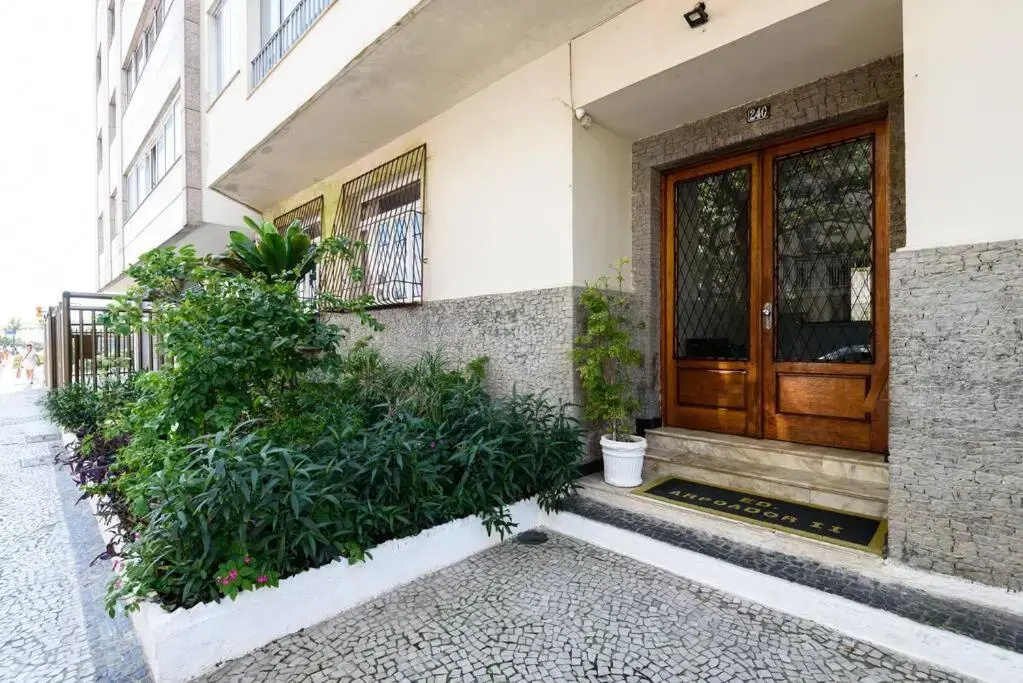 Apartamento confortável com localização privilegiada, 50 metros da praia do Arpoador