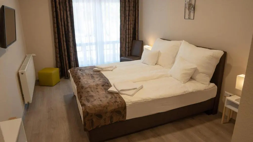 Deluxe Double room with garden view (full double bed)