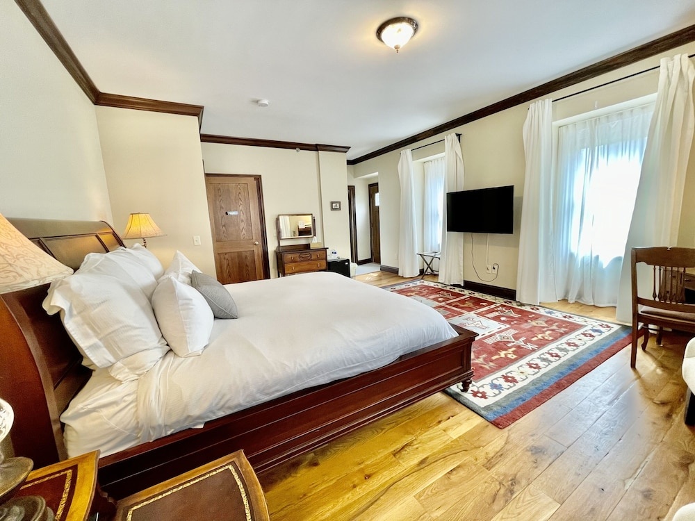 Dartmouth House Inn