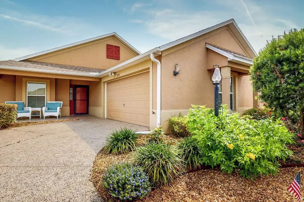 The Cove House: Walk to Brownwood Sq