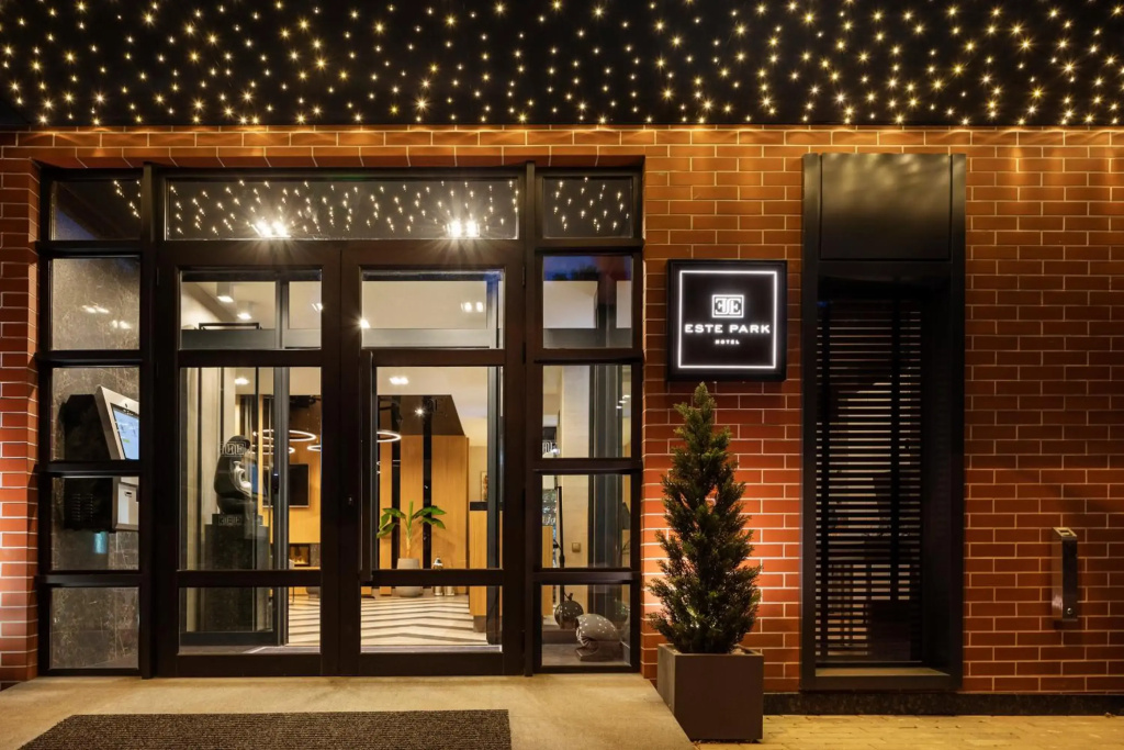 -- ESTE PARK HOTEL -- part of Urban Chic Luxury Design Hotels - open since October 2022 - Parking - Compliments - next to Shopping & Dining - Mall Plovdiv