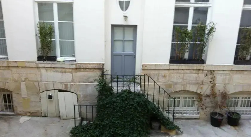 Into Paris - Louvre Apartment