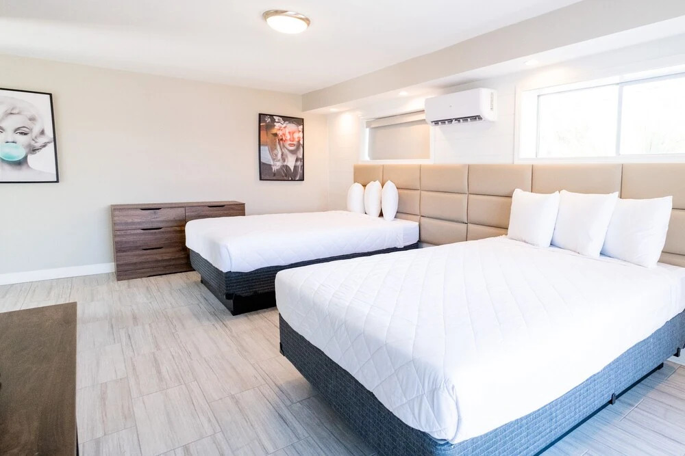 Четырёхместный номер Comfort с балконом в 300 Tenth