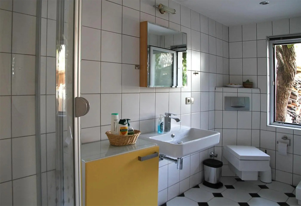 Haus Mit Kunst Zwischen Wald Und See