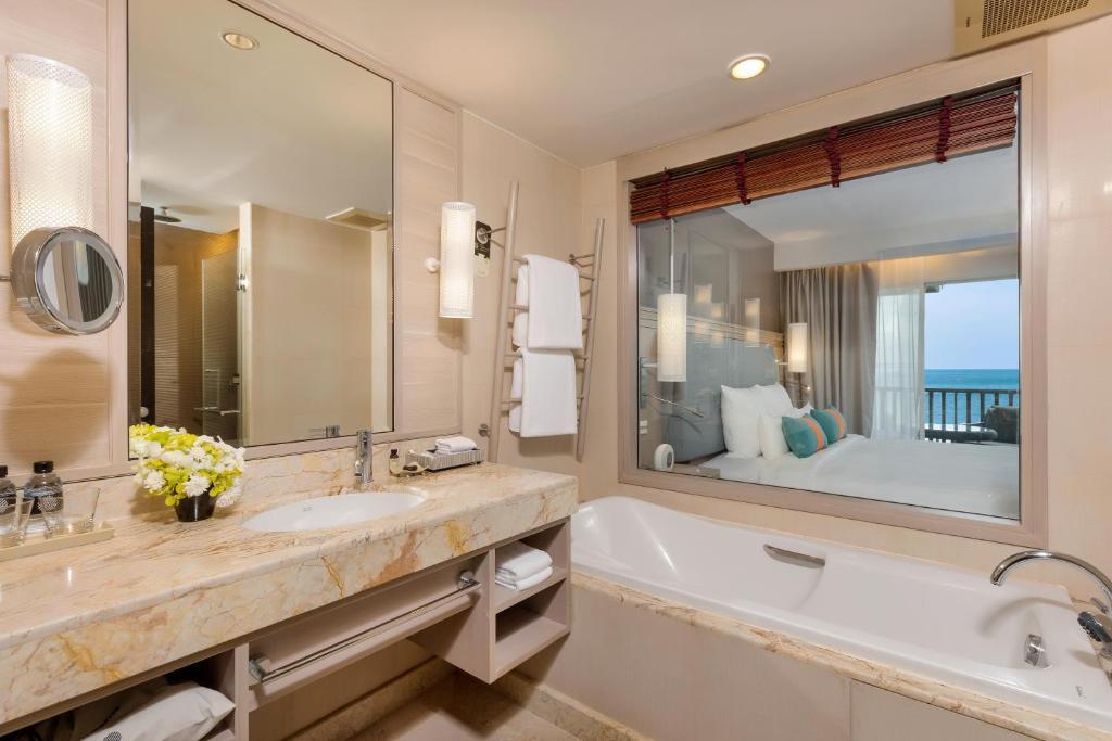 Двухместный номер Deluxe с видом на море двуспальная кровать в Pullman Phuket Panwa Beach Resort