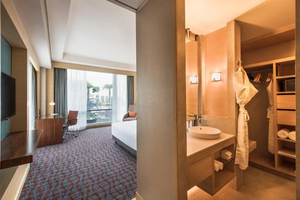 Double with Club Access room (full double bed)