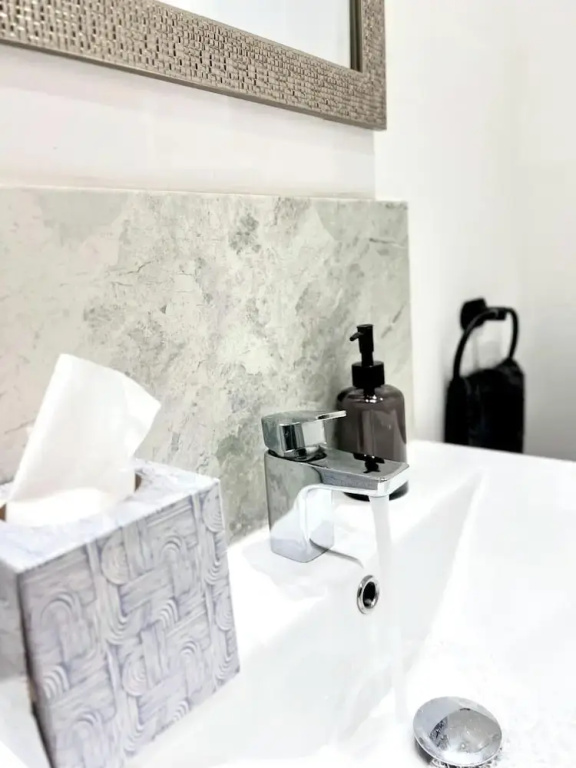Stylish Spacious 1Bd Apt-kingbed-10min Heaton Park - фото 11
