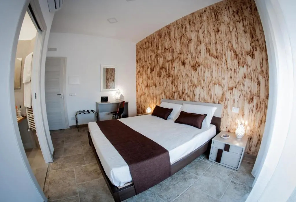 Deluxe Double room with balcony (full double bed)