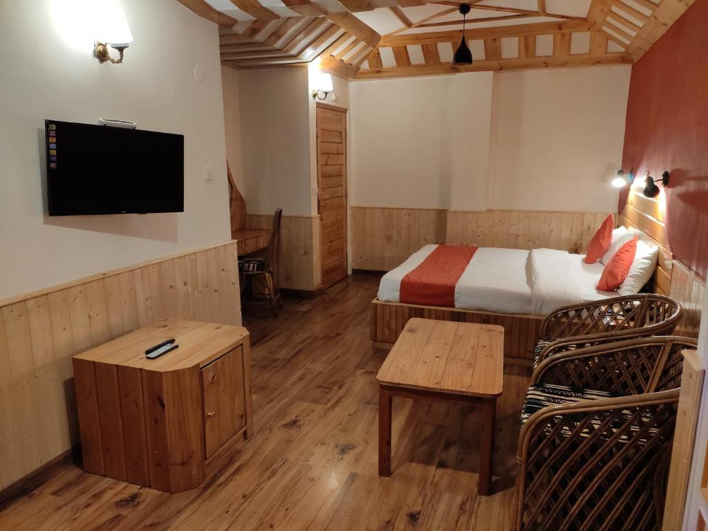 Standard Double room with mountain view (full double bed)