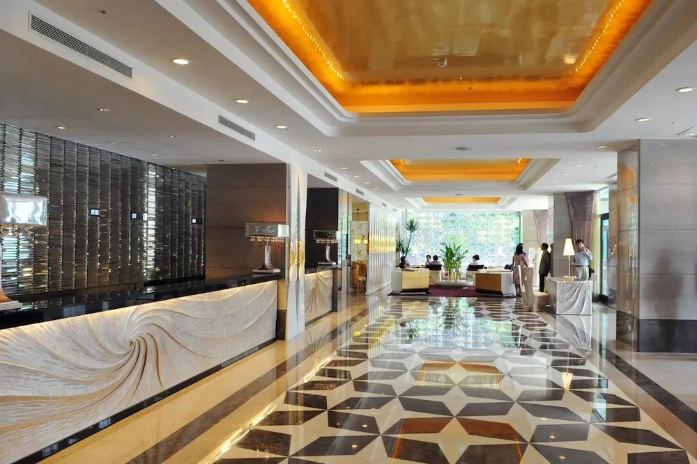 Monarch Skyline Hotel - фото 2