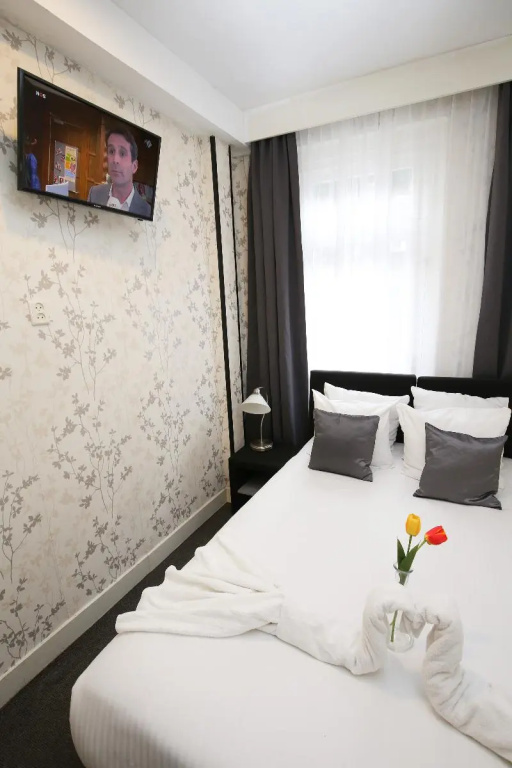 Double room (full double bed)