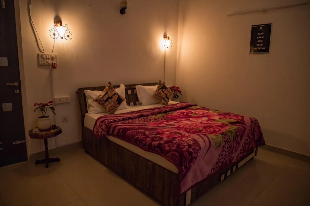 Deluxe Double room (full double bed)