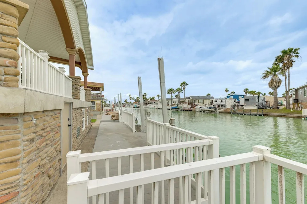 Wildlife Views & Dock! Long Island Village Escape
