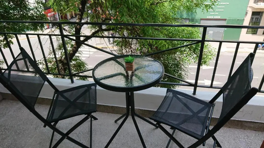 Excelente departamento con balcón a la calle sobre avenida
