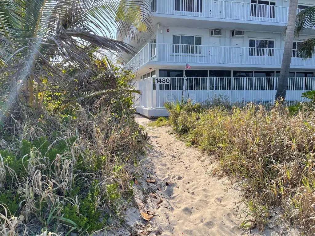 Studio right on the beach at Lauderdale By The Sea