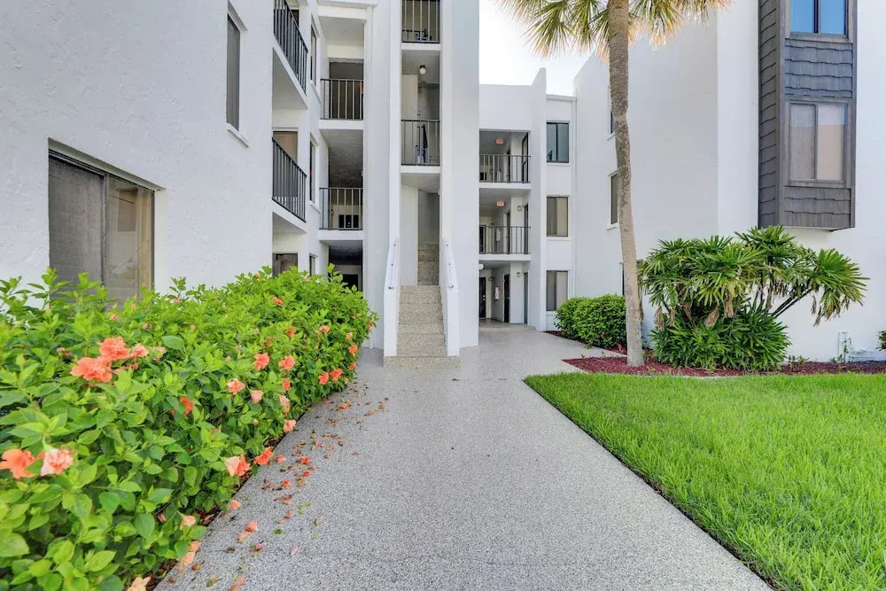 Bright Englewood Gem: Rooftop Patio, Walk to Beach