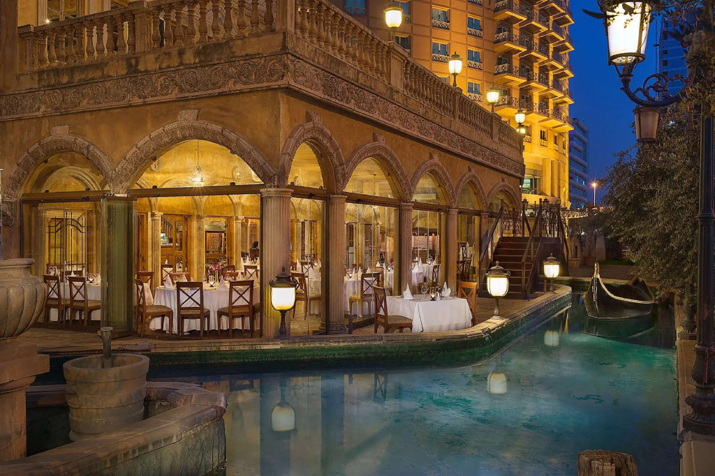 Metropolitan Palace - фото 18