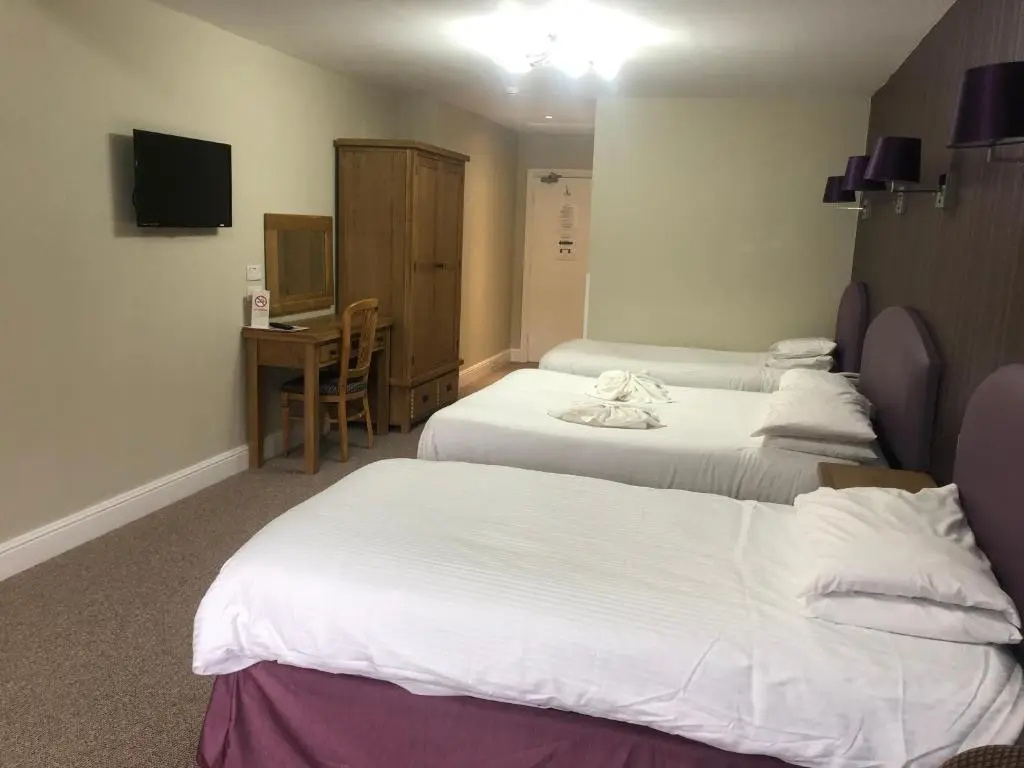 4 Bedrooms Standard Family room