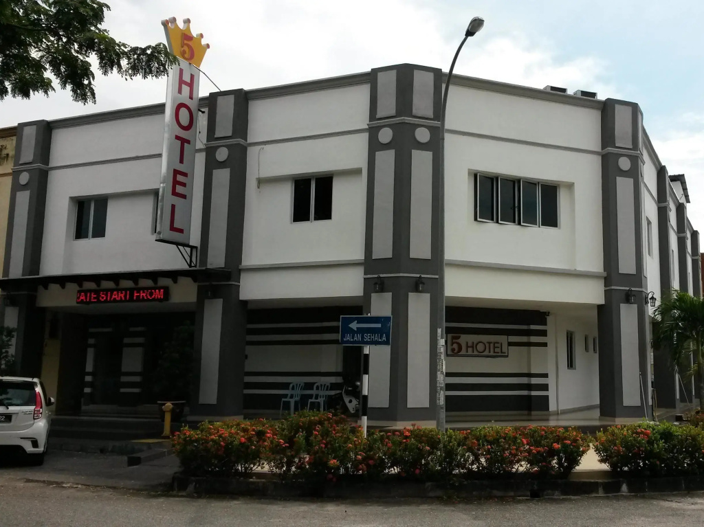 Five Hotel