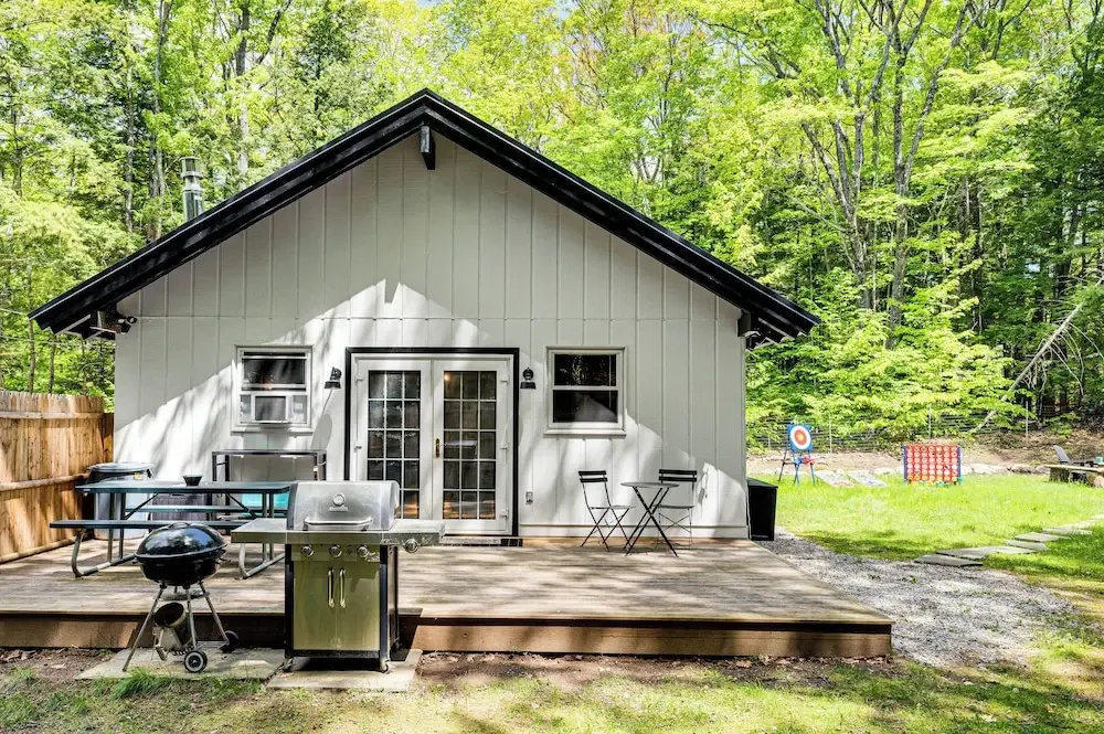 2 Mi to Conway: Cozy Cabin w/ Grill & Yard!