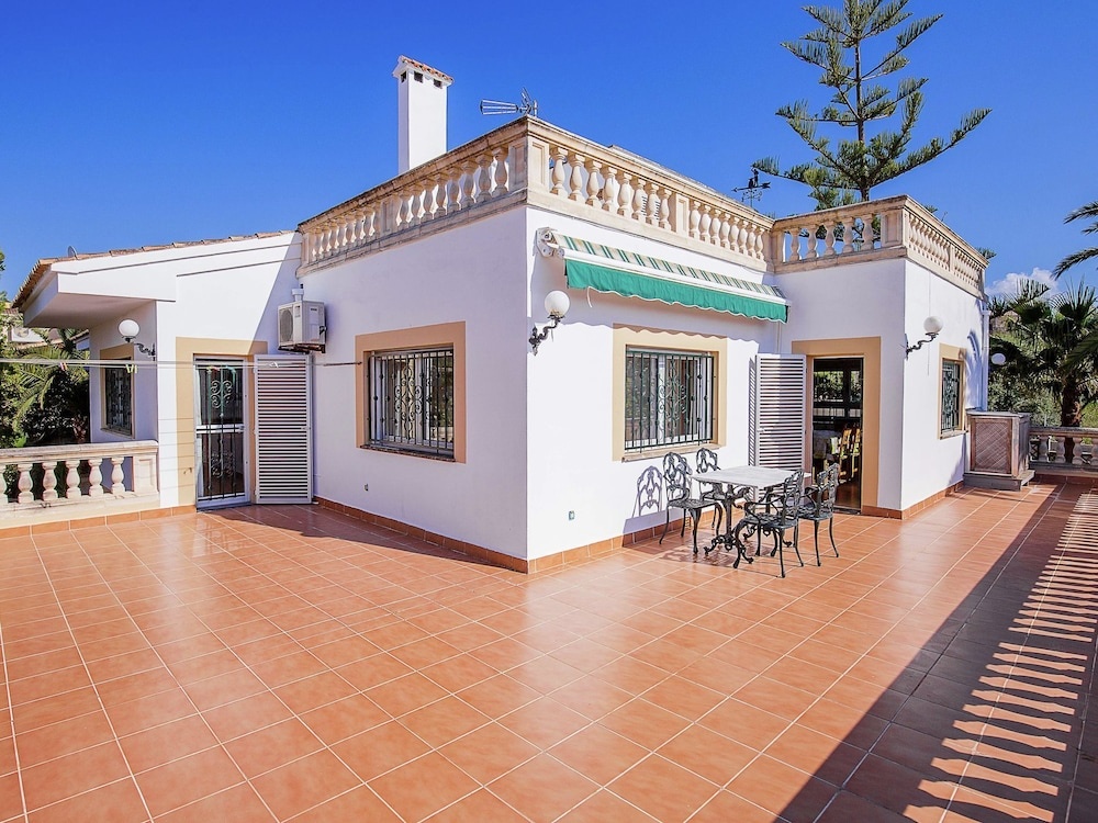 Spacious House in Quiet Residential Area With Private Pool, Terraces and BBQ