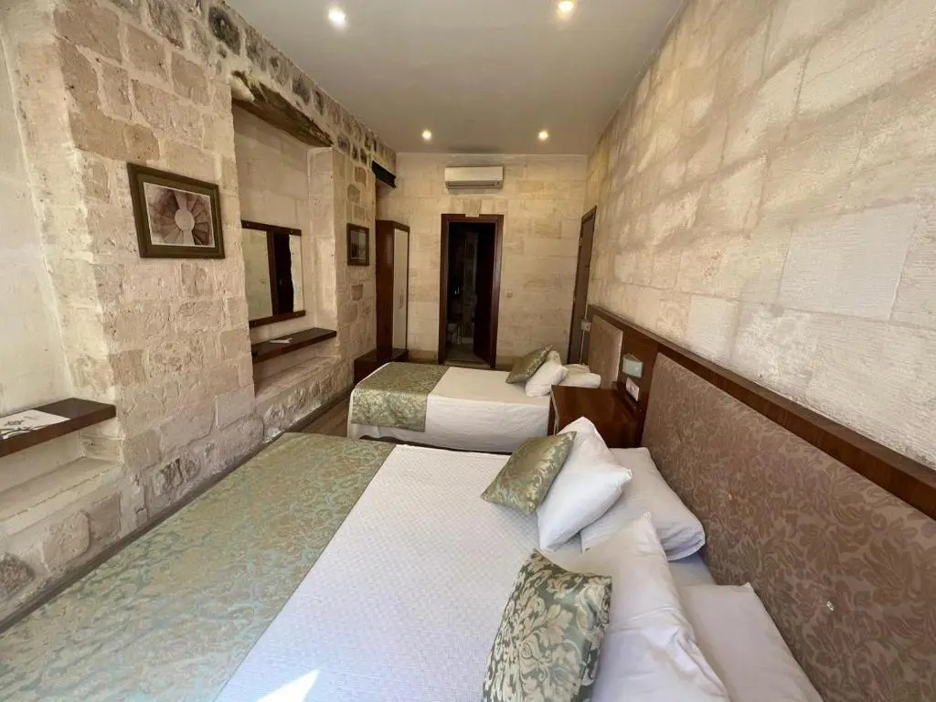 Standard Triple room with city view
