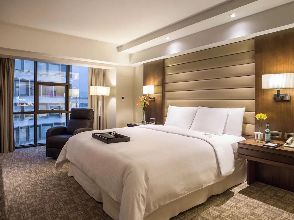 1 Bedroom Business Suite