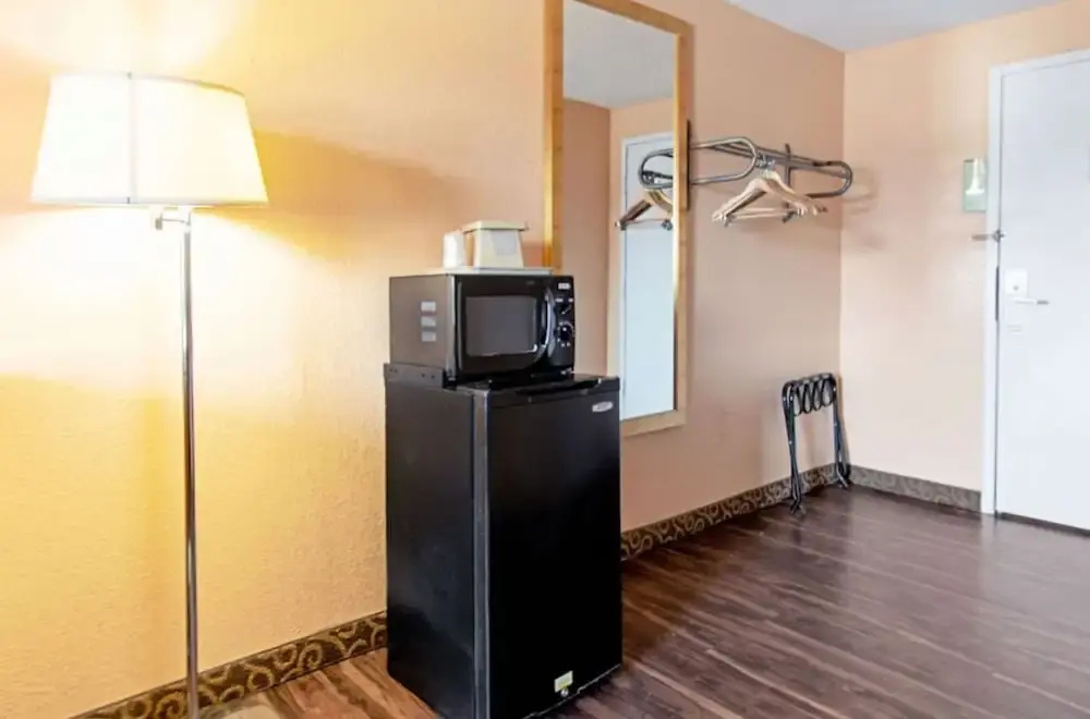 Utica Stay Inn - фото 5