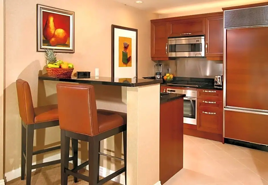 四人套房，設有露台及雙人床