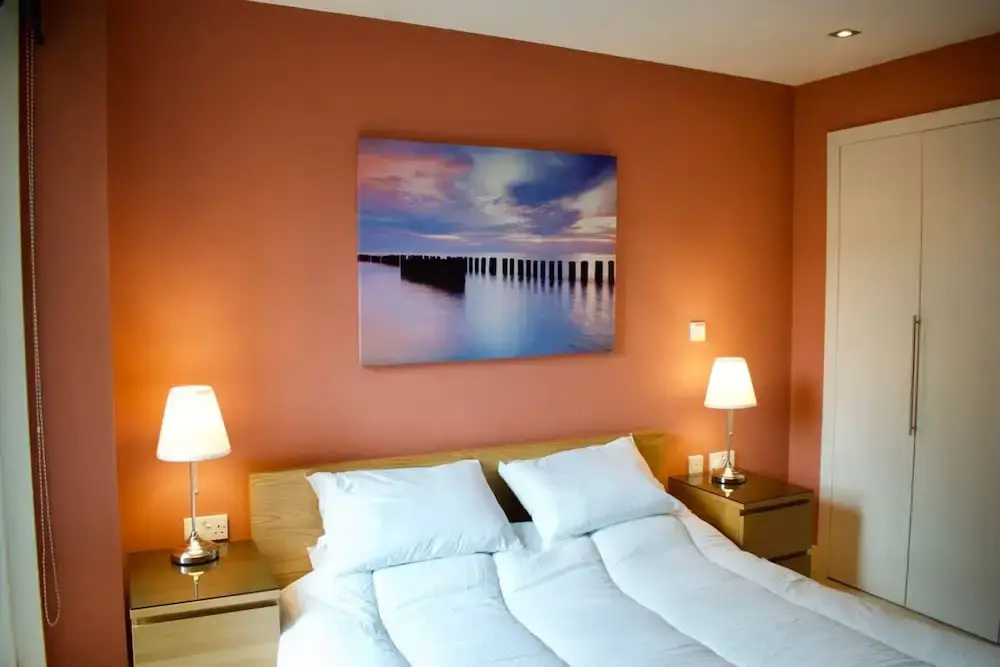 Super Central City Apartment - 1 Bedroom, Sleeps 4