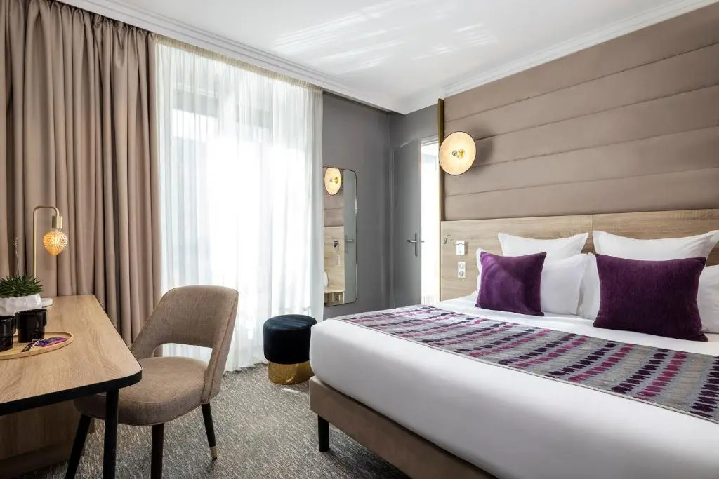 Superior Double room with street view (full double bed)