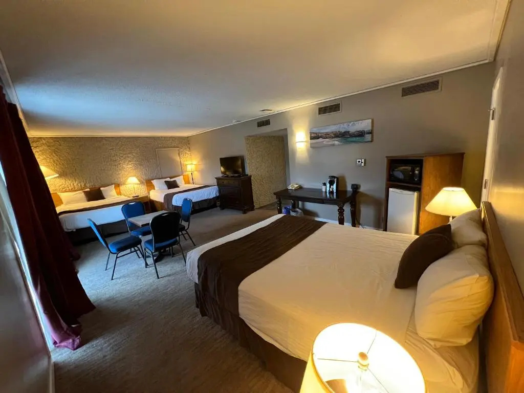 Divya Sutra Plaza and Conference Centre, Vernon, BC - Chambres