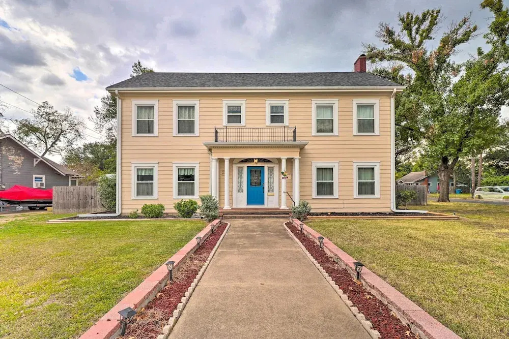 1920s Corsicana Home: Group Getaway Near Downtown!