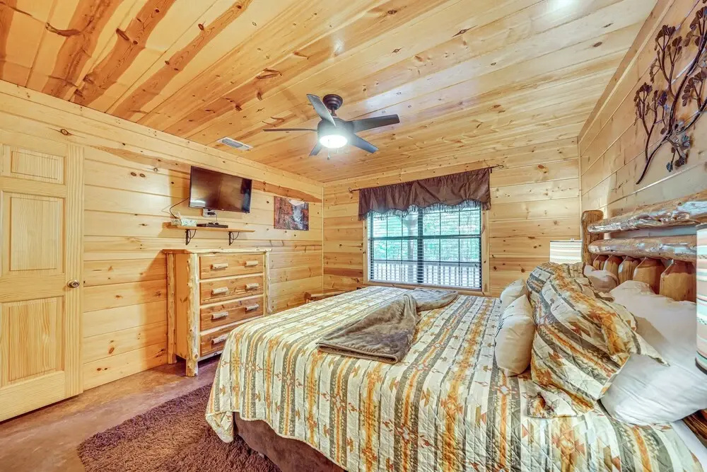 Hot Tub + Game Room: Family Retreat in Broken Bow