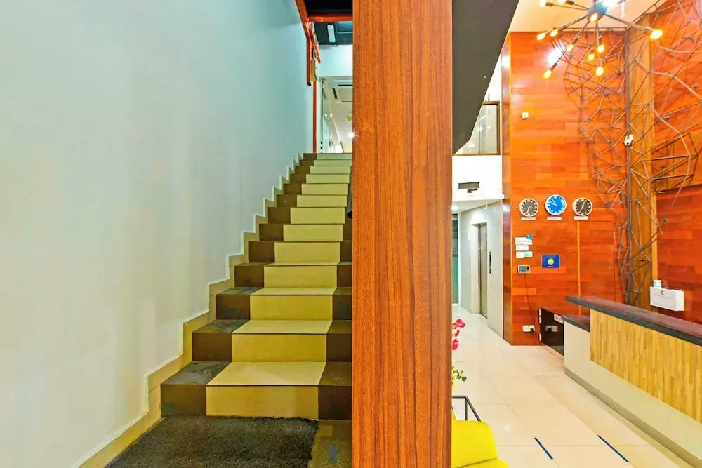Lobby & Reception