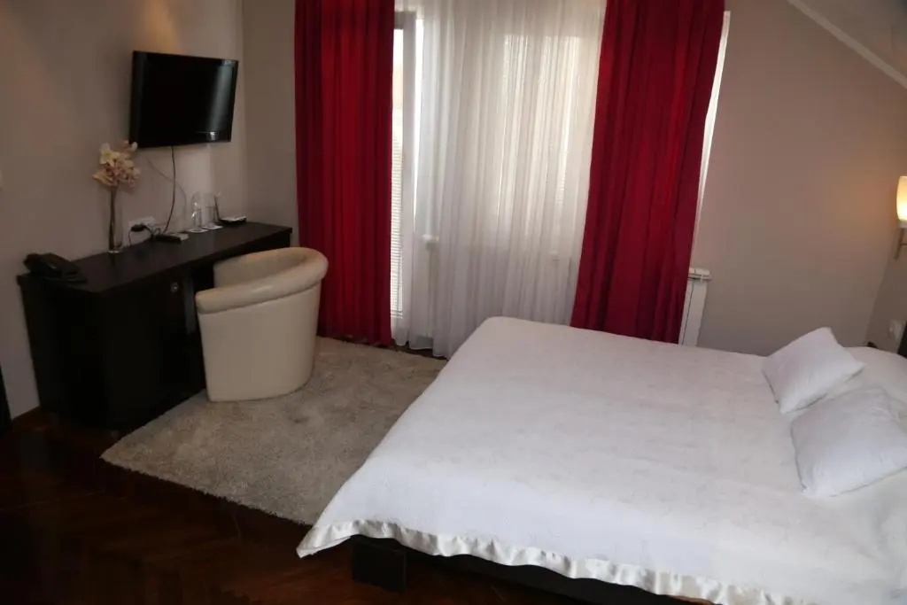 Deluxe Double room (full double bed)