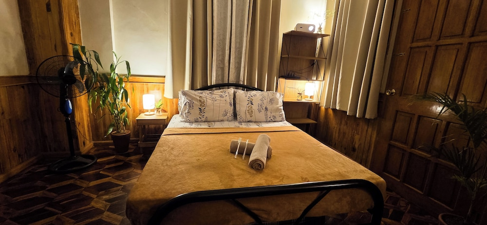 Deluxe Double room (full double bed)