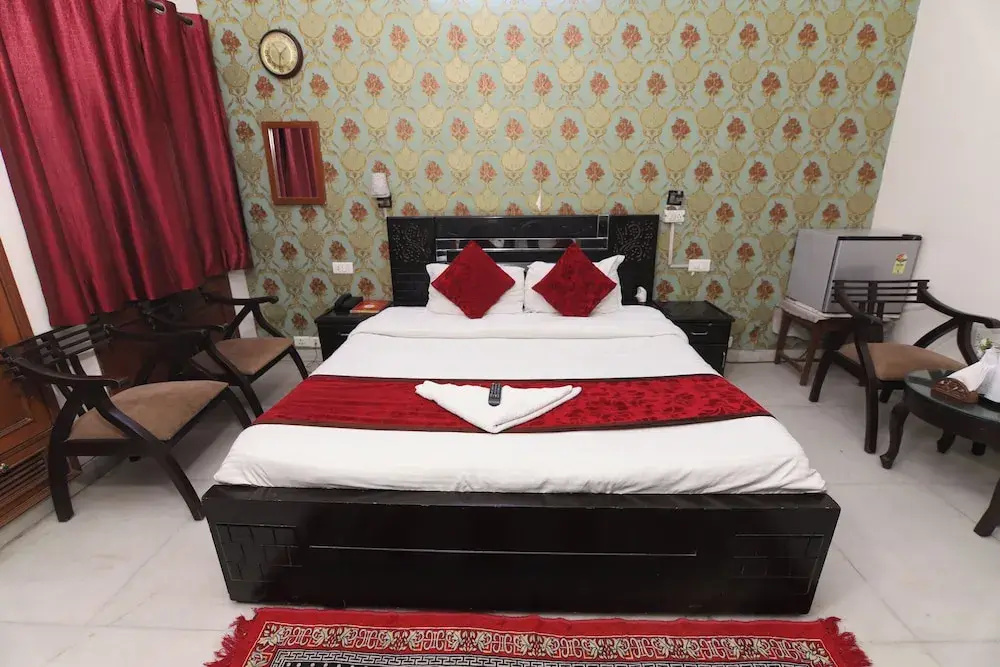 Deluxe Double room with city view (full double bed)