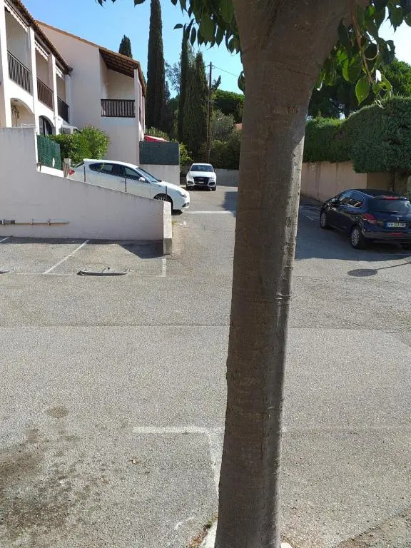 Joli studio res au calme en rez de jardin à Bandol.