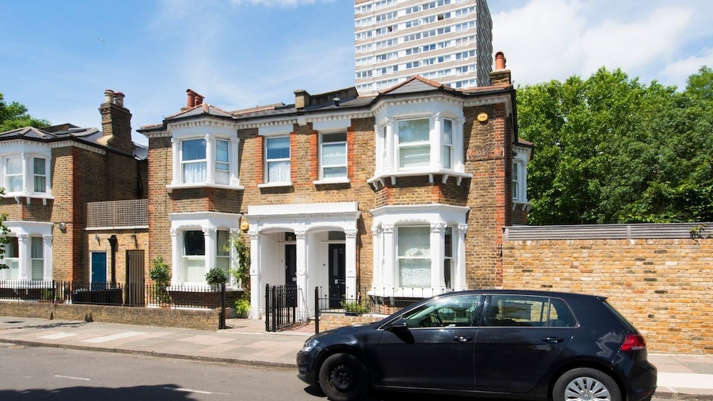 Fashionable 3BR Family Home in Battersea