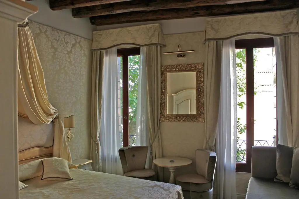 Double room with view (full double bed)