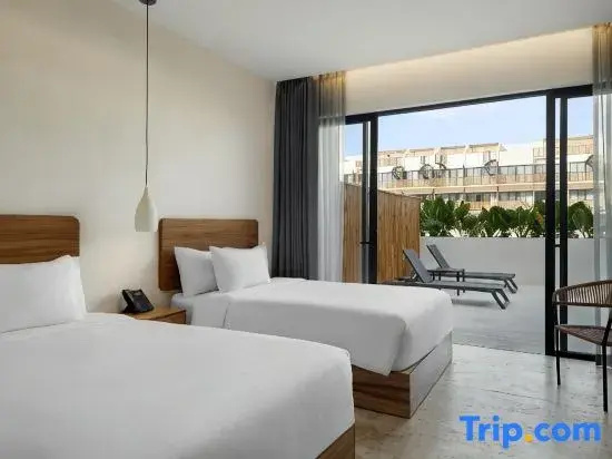 Standard Quadruple Club room with pool view