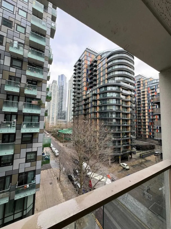 Contemporary 2BD Flat W/balcony Canary Wharf!