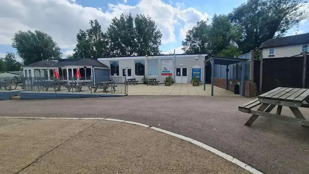 3-bed Cabin, Sleeps 6 With Pool & 5 Mins to Beach