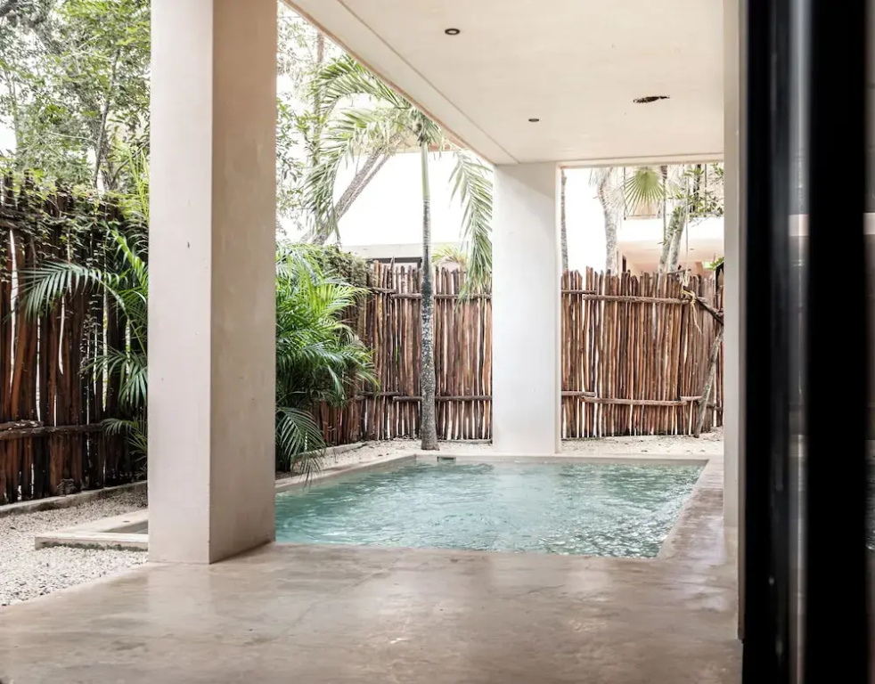 Grand Suite with pool view