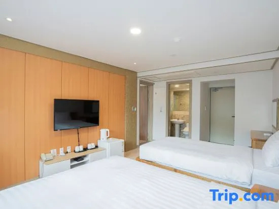 Standard Quadruple Family room