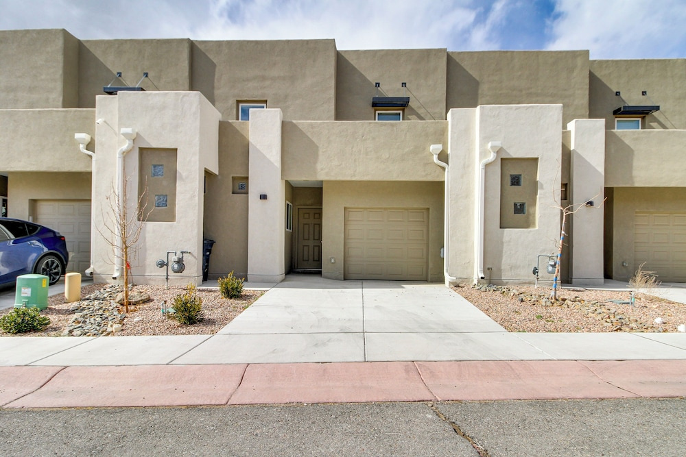 3 Mi to Downtown: Wfh-friendly ABQ Townhome!