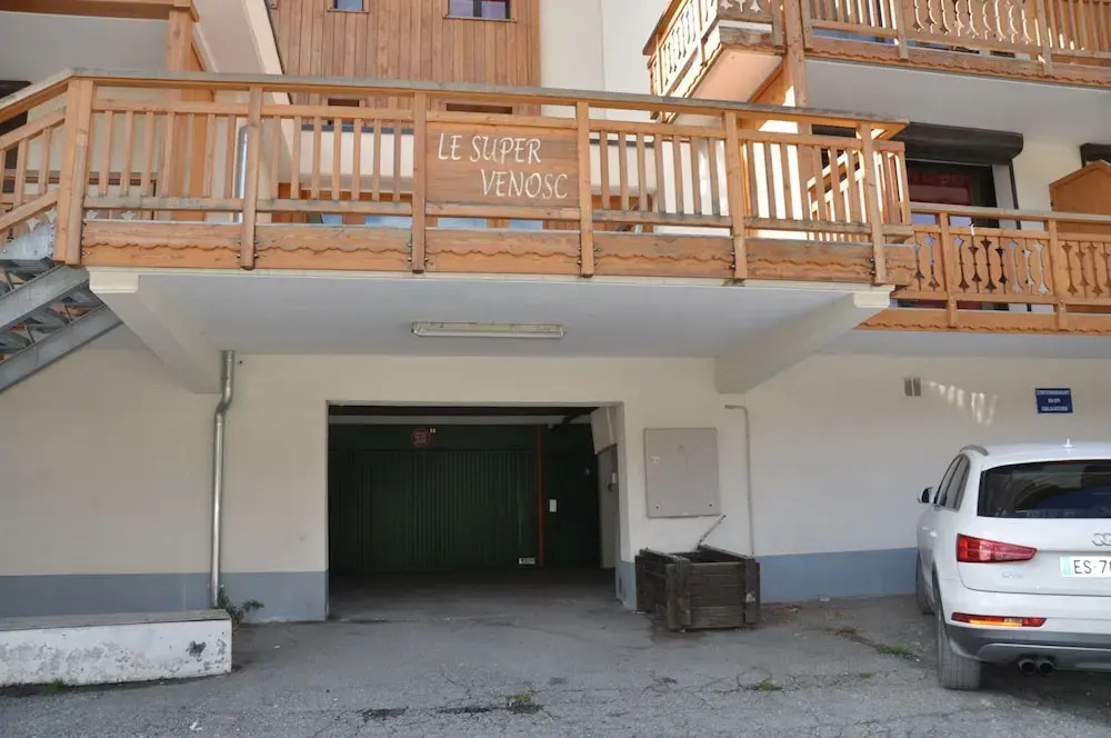 Slope-side Stay With Balcony