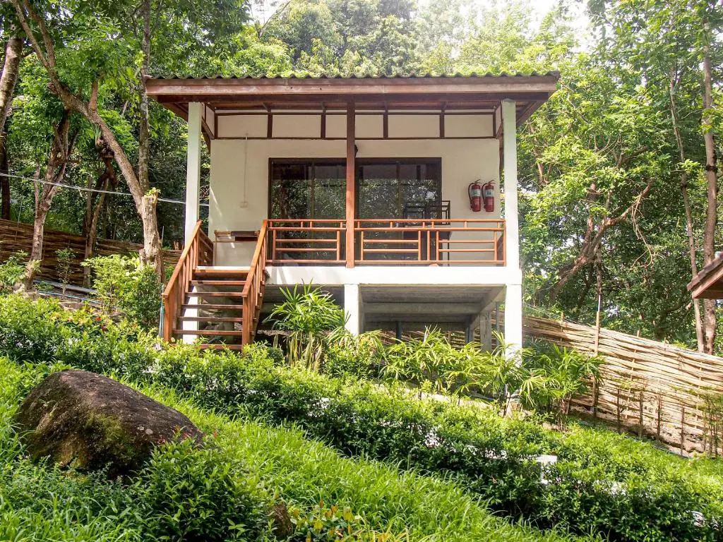 Standard Triple room with garden view